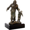 Pokal Figur Feuerwehrmann mit Kind Retter Feuerwehr mit Gravur